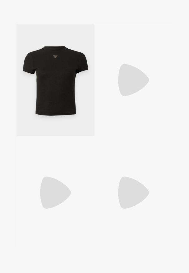 Korte zwarte crop top met een kleine driehoekige studs detail in het midden aan de voorkant nabij de halslijn.; Zwarte leren rok met een gestructureerde vorm, voorzien van een voorkantzak en een metalen accent op de taille. Gladde textuur en gestikte details.; Zwarte leren enkellaars met spitse neus en een kleine hak. Bevat een gouden kettingaccent bij de enkel. Omringd door een gestructureerd stenen oppervlak.; Zwarte leren hobo tas met een gladde textuur, afgeronde vorm en een korte schouderriem. Voorzien van een klein zilveren driehoekig logo aan de voorkant.