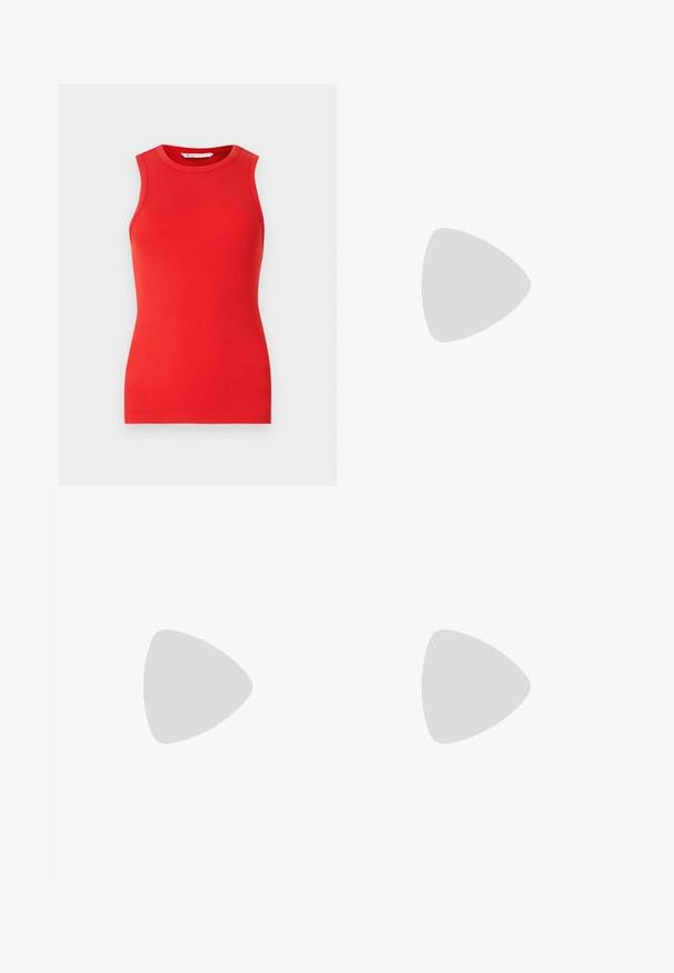 Haut sans manches rouge en matériau côtelé, avec un col rond et une coupe ajustée, sans embellissements ni motifs.; Pantalon rouge à jambe large, en tissu lisse. Dispose d'une taille élastique et de détails en cordon pour un ajustement réglable.; Escarpins slingback en cuir verni noir avec un embout pointu, un design à découpes arrondies et un talon carré. Présente un accent de boucle en ton doré.; Sac en cuir noir avec un rabat, accents en matériel doré, sangle réglable et surface texturée. Forme rectangulaire compacte.
