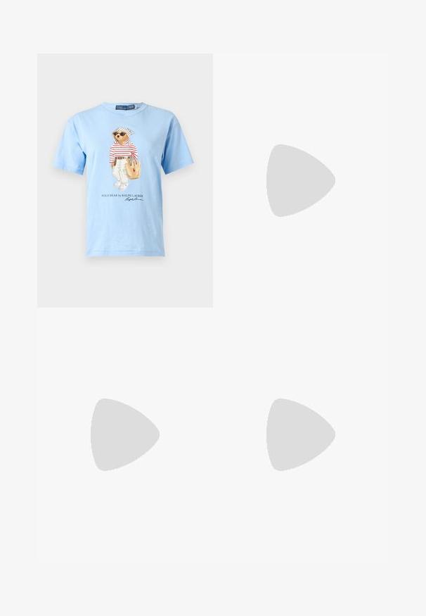 Lyseblå T-shirt med en bjørn, der bærer solbriller, en stribet skjorte, hvide bukser og holder en beige mulepose.; Sorte joggers med elastisk talje og hvid snor, elastiske manchetter og lille hvid hestelogo på venstre hofte.; Lauren Ralph Lauren JANSON II CANVAS SNEAKER - Sneakers - optic white; Par sølv metal øreringe med geometrisk udskåret design, vist på en ensartet lysegrå baggrund.