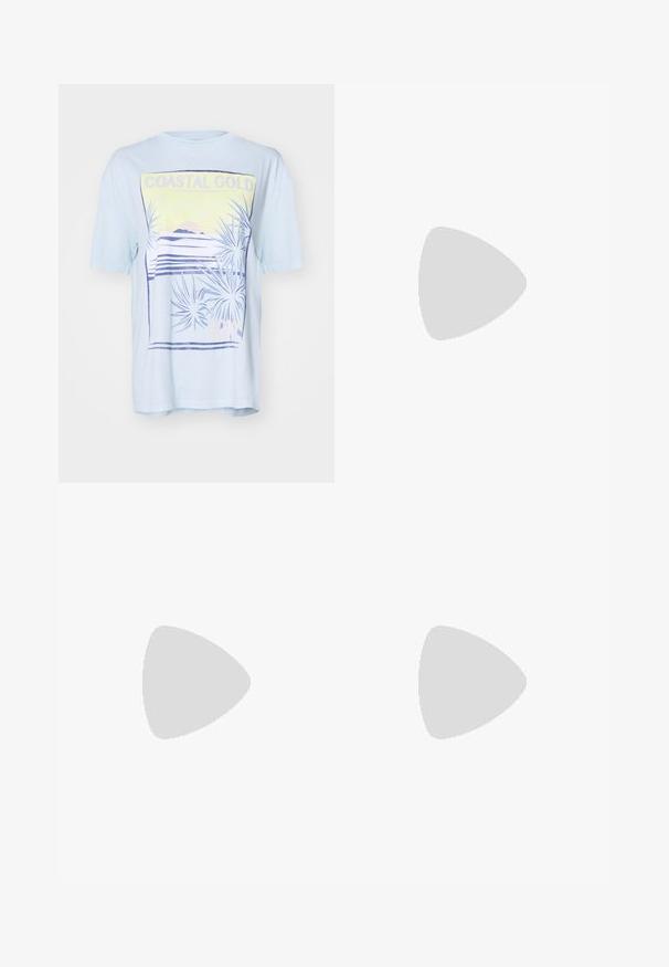 Lyseblå kortærmet t-shirt med et kystnært grafisk tryk, der viser palmeblade, bjerge og teksten 'COASTAL GOLD' i gul og lilla.; Hvid, lagdelt maxinederdel lavet af letvægtsstof. Har elastisk taljebånd og subtil tekstur med vandrette sømme.; Sort og creme vævet slide sandal med en flad gummisål, der har to krydsede fletsandaler lavet af blødt, tekstureret materiale.; Sølvmetallic håndtaske med snøredetaljer, der har et slankt design og en kort strop. Tasken holdes i hænderne for at fremvise dens tekstur.