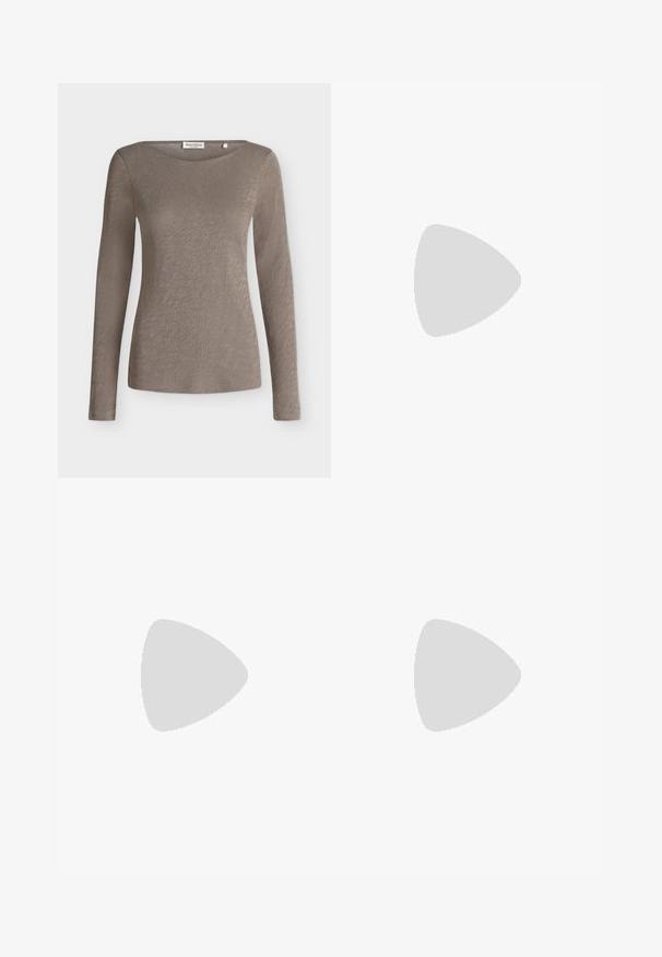 Top de mujer de manga larga color topo con escote redondo y tela sutilmente texturizada, presentado plano sobre un fondo blanco.; Pantalones de pierna recta de color marrón oscuro con botón y cremallera frontal, trabillas para cinturón y bolsillos laterales, mostrados sobre un fondo blanco.; Botas de ante marrón hasta la rodilla con una hebilla dorada cuadrada, tacón grueso y punta afilada, que cuentan con un cierre lateral para facilitar su uso.; Bolso marrón rectangular de hombro con correas largas y detalles mínimos de costura sobre un fondo liso.