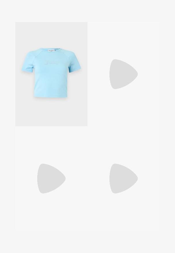 Lyseblå crop top med korte ærmer og rund halsudskæring med teksten "Juicy" i rhinsten midt på brystet.; Lyseblå vidde jeans lavet af denim. Har knaplukning, fem lommer og falmet tekstur med sømløse kanter.; Hvide sneakers med en kraftig sål, lagdelt mesh og syntetisk overdel, med mønstrede detaljer, snøresystem og hæl-dragtag.; Sorte rektangulære solbriller med mørke linser og tykke matte stel. Armen er let tilspidset med en glat overflade.