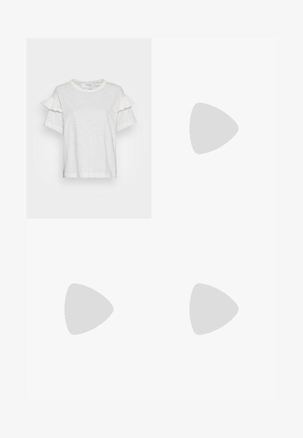 Witte T-shirt met korte mouwen van lichtgewicht stof, voorzien van ruches op de mouwen en een ronde halslijn. Eenvoudig, strak design.; Witte denim minirok met hoge taille, vooraan knopen en rits, riemlussen en twee voorzakken.; Zwarte sandaal met hoge hak en dunne bandjes en een gouden gesp, rechtopstaand op een gestructureerd trottoir nabij een betegelde muur.; Zwart leren handtas met een gebogen schouderriem, twee voorzakken met rits en gouden metalen accenten. Soepele textuur en gestructureerde vorm.