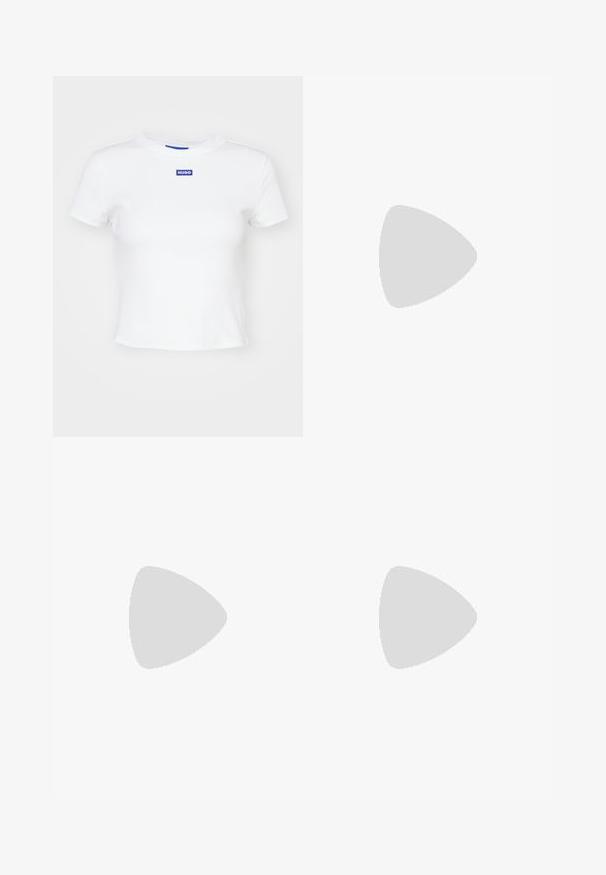 Valge puuvillane T-särk lühikeste varrukatega, ümmarguse kaelusega ning esiküljel sinine ristkülikuline logopatch, millel on kirjas "HUGO".; Tumesinest pesus denim seelik, plekkides disain, nööpidega kinnitamine ja vöökohad. Omab peeneid õmblusaktsente ja küljetaskuid.; Must mustanahk kingad terava nina ja geomeetrilise kontsaga. Omab kergelt nähtavat brändingut ja sileda tekstuuri. Taustal on tekstureeritud plaadid.; Hõbedased rõngastekäevõrud poleeritud viimistlusega ja DKNY brändimisega, esitatud lihtsa valge tausta ees.