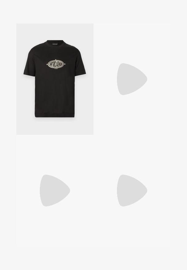 Schwarzes T-Shirt mit kurzen Ärmeln und Rundhalsausschnitt, mit zentralem ovalem Logo mit der Aufschrift „EMPORIO ARMANI 1981 MILANO“ in beiger Schrift.; Blaue Jeans mit hohem Bund, geradem Schnitt, Fünf-Taschen-Design und kontrastierendem orangefarbenem Nähen. Geschmeidige Textur.; Weißer Sneaker mit niedrigem Schaft, grauem Fersenlaschen, weißen Schnürsenkeln und einer strukturierten Sohle, dargestellt vor einem schlichten hellen Hintergrund.; Schwarze Ledertasche zum Crossbody-Tragen mit strukturierter Oberfläche, Reißverschluss, Vordertasche mit eingeprägtem Logo, verstellbarer Tragegurt mit Markennamen.