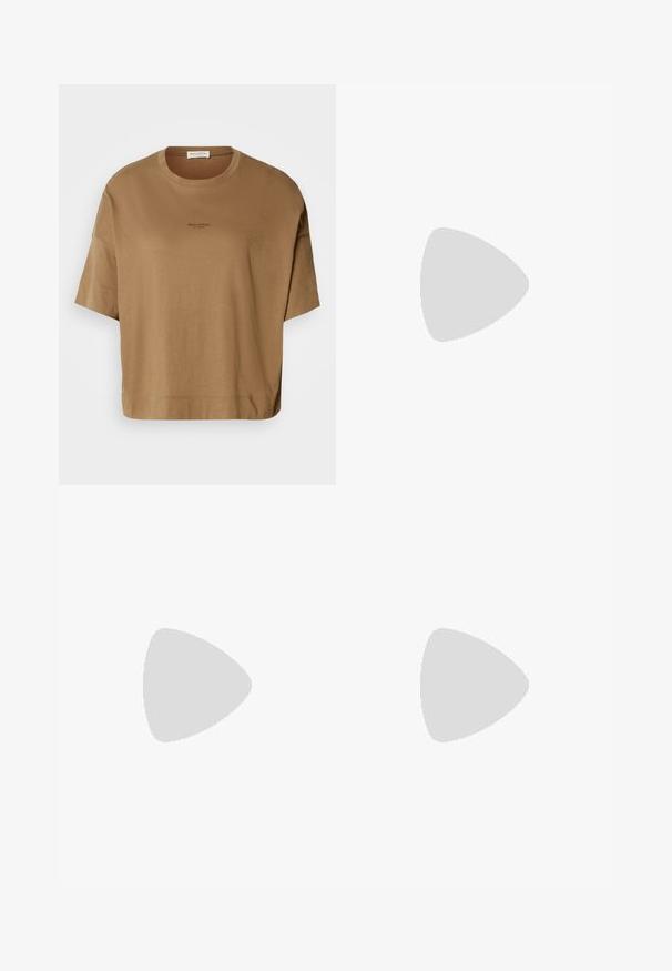 T-shirt brun surdimensionné avec des manches courtes, un col rond et des détails de logo discrets en noir. Tissu doux avec une texture lisse.; Shorts mi-longs blanc cassé avec taille élastique, cordon de serrage, poches avant et coupe décontractée en tissu léger.; Sandales à glissière en suède marron avec deux larges bretelles, une semelle en caoutchouc noir et un design lisse et plat. Caractéristiques minimalistes et orteils ouverts.; Sac fourre-tout en daim marron avec une texture douce, grande ouverture et longues sangles. Présente un design simple avec des coutures visibles et sans matériel.