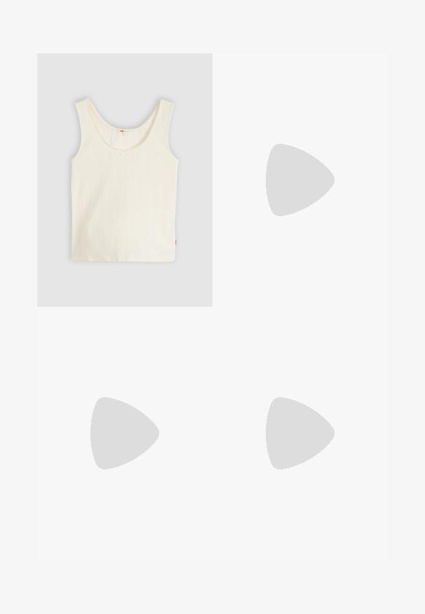 Débardeur côtelé de couleur crème avec un col rond et un petit nœud décoratif au centre devant, présenté sur un fond clair.; Jeans en denim bleu foncé taille haute avec jambes évasées, fermeture à boutons et zip à l'avant, et conception à cinq poches.; Botte de cowboy en daim beige avec bout pointu, couture décorative blanche, tige haute et talon en bois empilé.; Sac à main en daim beige avec un design incurvé, une bandoulière ajustable, une fermeture éclair en métal et un détail de logo embossé à l'avant.