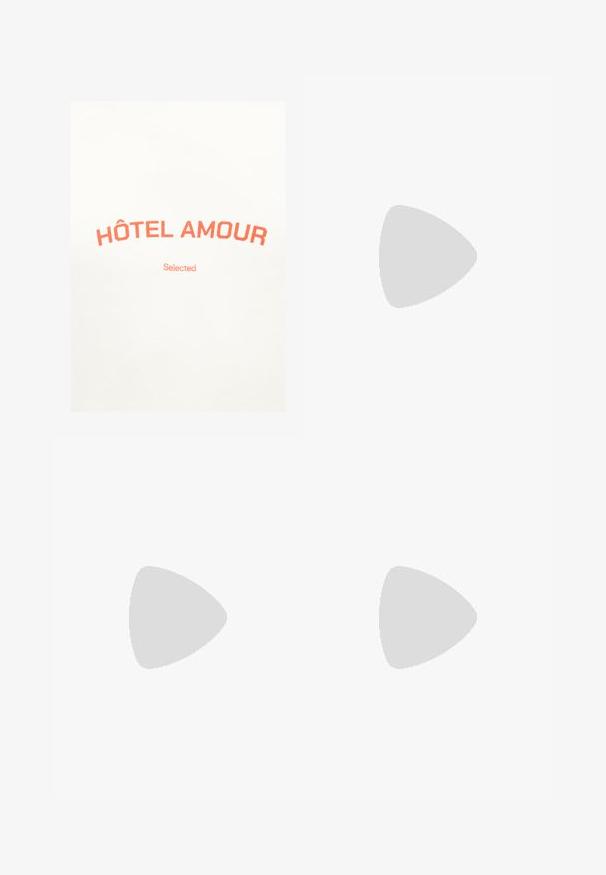 Weißer Stoff mit orangefarbener Schrift „HÔTEL AMOUR“, die sich bogenförmig über dem kleineren zentrierten Schriftzug „Selected“ befindet.; Marineblaue Hose mit weicher Textur, elastischem Bund und geradem Bein. Keine Taschen. Der Stoff sieht leicht aufgeraut aus.; Sneaker aus weißem Leder mit einer beigen Zehenkappe und leichter brauner Gummisohle. Verfügt über flache weiße Schnürsenkel und geprägtes Branding an der Seite.; Blauer Canvas-Einkaufstasche mit Vordertasche und roter "O.N.S" Stickerei, ausgestattet mit zwei Griffen und einem verstellbaren Schulterriemen.