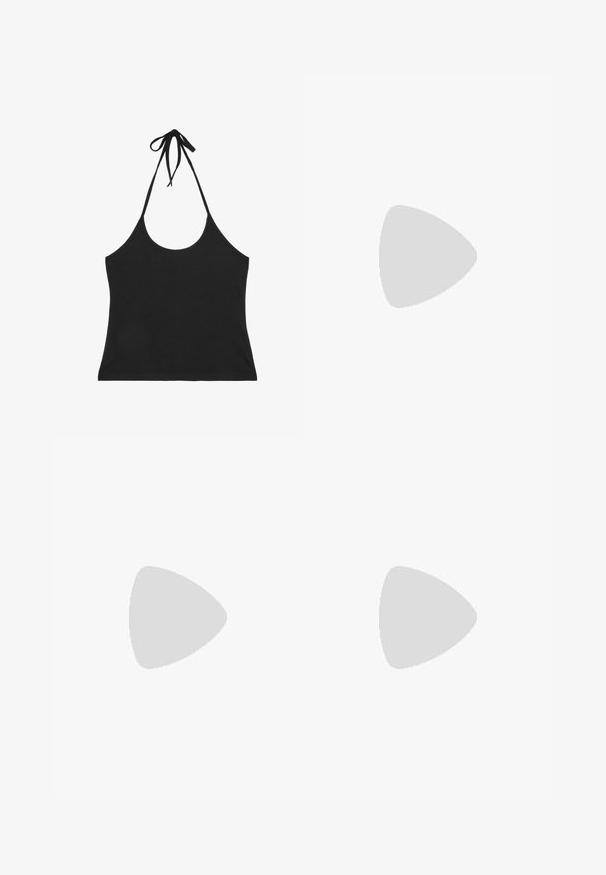 Crop top noir à col halter avec fines bretelles nouées autour du cou et décolleté plongeant devant et derrière.; Shorts noirs ajustés avec une large ceinture, fabriqués dans un tissu doux et extensible. Les ourlets sont lisses sans fermetures ni motifs visibles.; Sandale tong en caoutchouc noir avec semelle texturée et fines brides en Y sur un fond blanc uni.; Sac à main en cuir verni noir avec une forme incurvée, une bandoulière, des poches avant et des accents en métal argenté.
