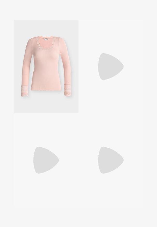 Lichtroze geribd shirt met lange mouwen en kanten afwerking langs de vierkante halslijn en manchetten.; Zwarte satijnen gebieden met wijde pijpen en een hoge taille, voorzien van voorzakken en metalen knoopaccenten. Glad oppervlak en slank ontwerp.; Zwarte sandaal met hoge hak, smalle enkelband, vierkante neus, soepel leermateriaal en metalen gespsluiting.; Donker bordeauxkleurige lederen handtas met textuurpatroon, zwart handvat aan de bovenkant, gouden beslag en afneembare schouderriem op witte achtergrond.