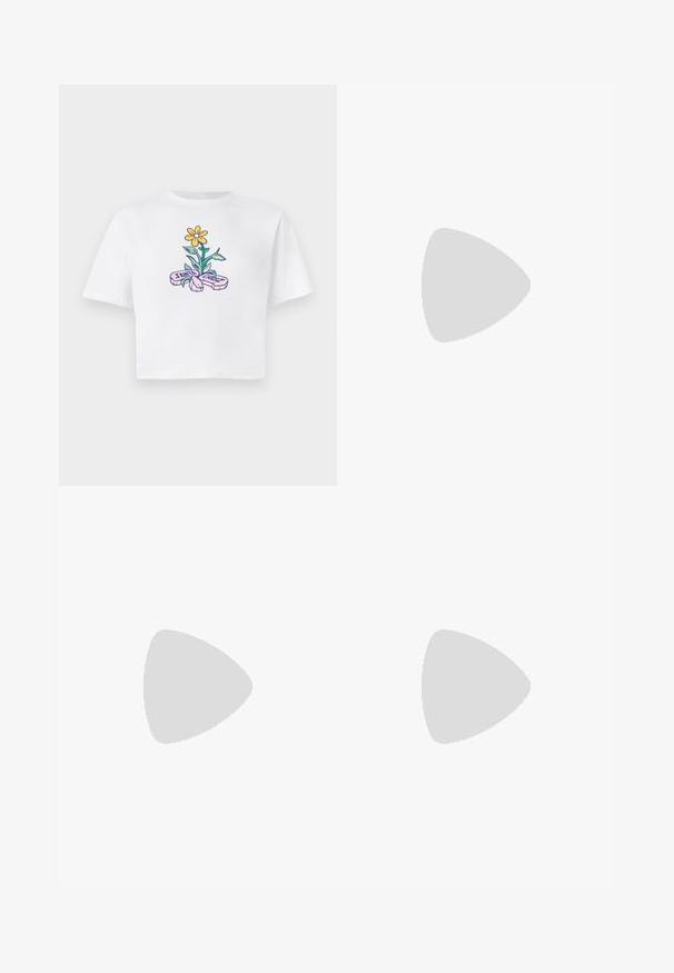 Hvid kortærmet t-shirt med et farverigt blomsterdesign, der inkluderer en gul blomst og grønne blade, ledsaget af teksten 'Santa Cruz'.; Leggings med en blå denim baggrund og hvide sky mønstre. Stoffet synes strækbart med en tætsiddende design og ankel længde.; Ben iført mørke ribbede leggings kombineret med sorte balletsko med små sløjfedetaljer på hvid baggrund.; Rosa, polstret håndtaske med afrundet design, lavet af skinnende materiale. Har et samlet håndtag og en lynlås til sikker adgang.
