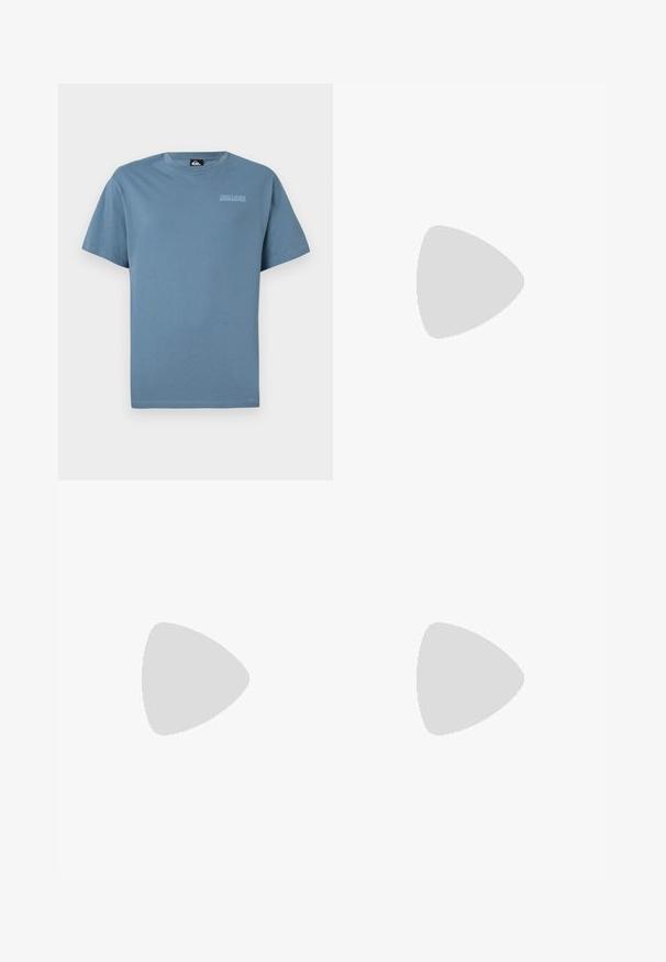 Blaues Baumwoll-T-Shirt mit Rundhalsausschnitt und kurzen Ärmeln. Mit einem dezenten Quiksilver-Logo auf der Brust in Hellgrau gedruckt.; Beige Denim-Jeans mit geradem Bein, ausgestattet mit einem Reißverschluss, Gürtelschlaufen und kontrastierenden Nähten. Keine auffälligen Muster oder Hardware-Details.; Schwarzer Outdoor-Schuh aus Wildleder und Mesh mit robuster Sohle. Verfügt über graue Akzente und Vibram-Branding an der Seite. Schnürdesign.; Schwarze Sonnenbrille mit einem geschwungenen Rahmen und dunklen Gläsern. Sie verfügt über eine matte Oberfläche und den Markennamen "ARNETTE" an der Seite.