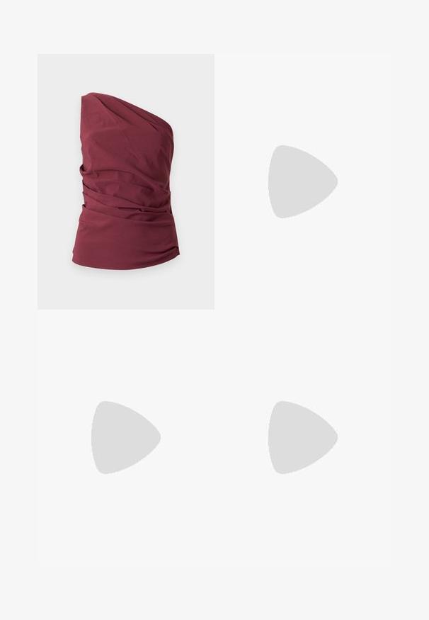 Top burdeos sin mangas con un solo hombro, detalles de tela drapeada y cintura ajustada sobre un fondo liso.; Pantalones de pierna ancha burdeos con un patrón de rayas, que presentan una textura suave y una cinturilla elástica para mayor comodidad.; Zapato slingback de charol burdeos con punta puntiaguda, tacón bajo y doble correa ajustable con hebilla.; Bolso burdeos hecho de material brillante, de forma rectangular, con dos asas para el hombro y sutiles acentos curvados en la parte frontal.