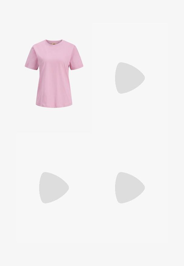 T-shirt uni rose clair à manches courtes et col rond, en tissu coton doux avec une coupe régulière.; Shorts en denim bleu clair avec des broderies florales rouges. Présentent une taille haute, des poches avant et une coupe droite.; Ballerines beiges avec une exterior en cuir lisse, un bout en forme d'amande et une sangle élastique sur le coup de pied, avec des détails de couture subtils.; Sac fourre-tout réutilisable beige clair avec des dessins colorés sur le thème de la mer et de la nourriture, comprenant un crabe, des coquillages, une fraise, une tranche de citron et des rubans.