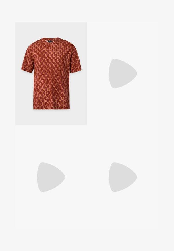 Kortærmet vinrød t-shirt med gentaget gul EA-logo og rund halsudskæring på en ensfarvet baggrund.; Bredde ben blå denim jeans med et klassisk fem-lomme design, frontlukning med knap og let falming for tekstur.; Hvide lædersneakers med multicolore striber, snørebåndsdesign, gummisål og polstret krave, parret med blå denimjeans.; Mørkebrun stof talje taske med diagonalt lynlåslomme og lille hvidt logo på fronten, sat mod en ensfarvet lys baggrund.