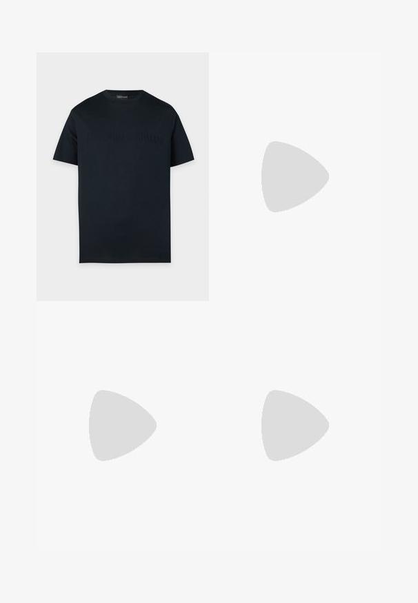 Zwart T-shirt met korte mouwen en ronde hals met subtiel ingebrand Emporio Armani logo over de borst op een effen achtergrond.; Lichtblauwe denim jeans met een rechte snit, vijf zakken, een ritsluiting en contrasterende stiksels. De stof heeft een gladde, gestructureerde afwerking.; Zwarte leren sneaker met een gladde textuur, ronde neus en vetersluiting. Heeft een dikke rubberen zool en minimale merkaanpassing.; Zwarte rechthoekige crossbodytas met voorvak met ritssluiting, verstelbare schouderband en zilveren rechthoekige logo-plaat op effen achtergrond.
