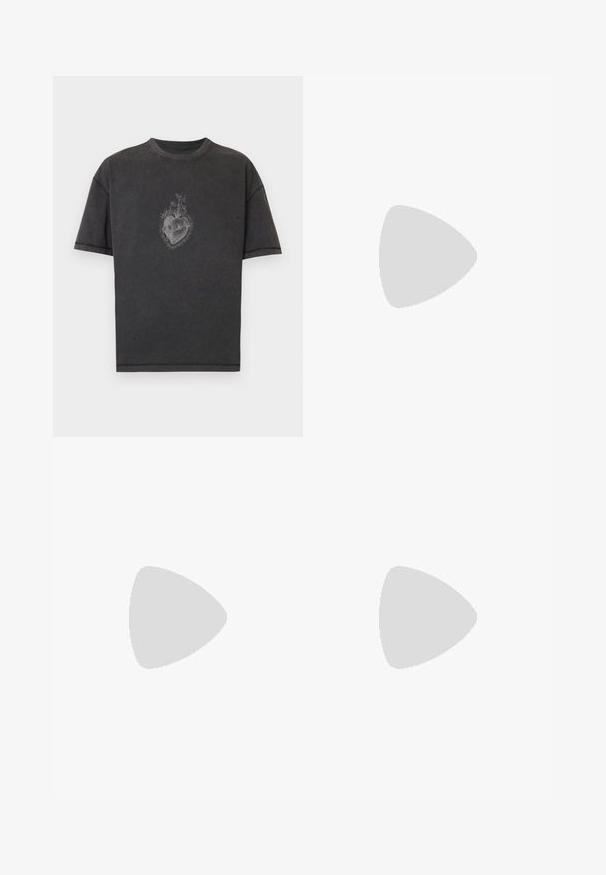 Zwart katoenen T-shirt met een losse pasvorm, met een grafisch ontwerp van een hart met bloemen en schedels in het midden. Zichtbare stiknaden.; Grijze denim jeans met een rechte snit, vijf zakken en subtiele vervaging. Voorzien van een knoop- en ritssluiting, en contrasterende stiksels.; Zwarte leren vetercombatlaars met dikke zool en trekhaak aan de achterkant, van de zijkant getoond op een effen lichte achtergrond.; Zwarte duffelbag van nylon met dubbele handvatten, een afneembare schouderband, een reliëflogo en een bagagelabel. Gladde textuur.