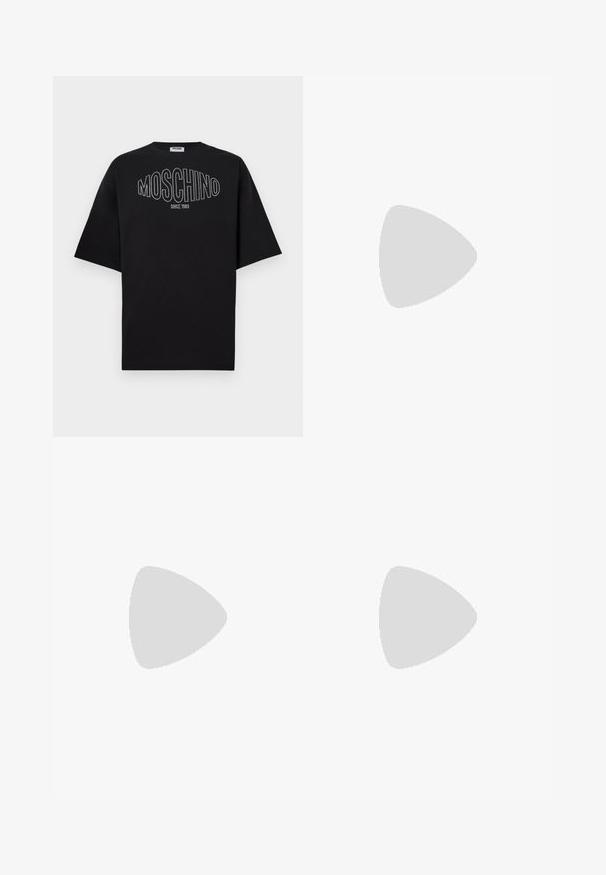 Sort bomulds-T-shirt med en stor, hvid kontureret "MOSCHINO"-logo, med teksten "SINCE 1983" nedenunder, korte ærmer og en afslappet pasform.; Svarte bomuldsbukser med lige ben-design, der har en frontknaplukning, to sidelommer og et lille mærke på linningen.; Hvid sneakers med lavt snit, snørelukning, glat syntetisk overdel og mønstret gummisål på en ensfarvet lys baggrund.; Sort stof kosmetikpose med rektangulær form, guld "MOSCHINO" logo, lynlås lukning og en sideløkke til nem håndtering.