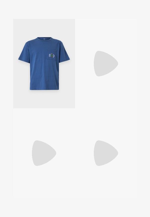 Blå T-shirt med korte ærmer og rund hals med en brystlomme med en lille broderet bjørn iført en grøn sweater og bogstaverne "G" og "P".; Bredde ben mørkeblå denim jeans med knaplukning, bæltestropper og en falmet struktur. Har fem lommer og kontrastsyninger.; Hvid sneakers med en øvre del i tekstureret ruskind og læder. Har rundet tå, snørelukning og kontrasterende beige gummisål.; Mørkebrun stof talje taske med diagonalt lynlåslomme og lille hvidt logo på fronten, sat mod en ensfarvet lys baggrund.