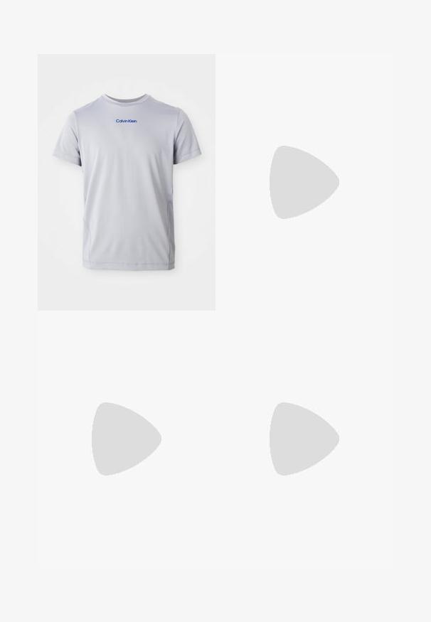 Lichtgrijs T-shirt met korte mouwen, gemaakt van een gestructureerde stof, met een blauwe "Calvin Klein" logo over de borst. Ronde halslijn, regular fit.; Lichtgrijze zwembroek met een elastische tailleband, twee zijzakken en een gladde, lichte stof. Geen zichtbare patronen of versieringen.; Witte lage sportschoen met een textuure zool, veters aan de voorkant en "cK"-logo op de zijkant, in profiel getoond op een neutrale achtergrond.; Kleine witte schoudertas met zwarte verstelbare schouderriem, voorkant met ritsvak en een bevestigde kleine zwarte pouch met logo patroon.