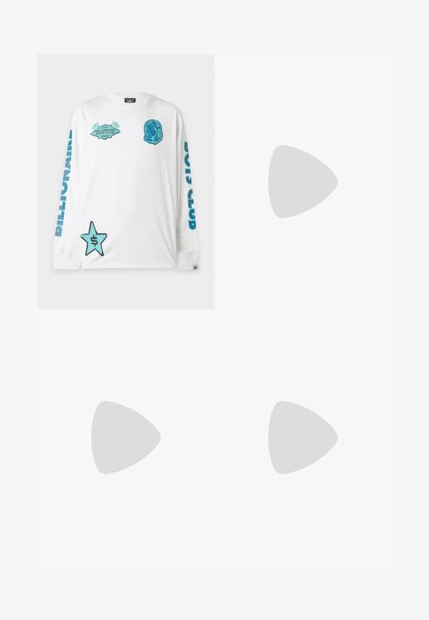 Hvid langærmet skjorte med blå "Billionaire Boys Club" tekst på ærmerne, en blå astronaut-hjelm grafik og en blå stjerne med dollartegn på fronten.; Beige bomulds chinos med lige ben, der har en front knaplukning og diskrete syninger. Glat tekstur og uden mønstre.; Hvide lædersneakers med en glat overflade, prydet med en farverig stribet detalje på hælen, guldøje og flad hvid sål.; Mørkebrun textured læder crossbody taske med justerbar rem og lille dekorativ blå accent på siden.