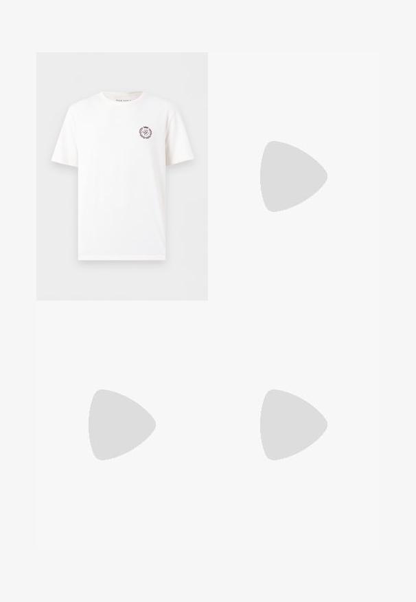 Weißes T-Shirt mit kurzen Ärmeln und Rundhalsausschnitt, mit kleinem kastanienbraunem Wappenlogo auf der linken Brust, das Buchstaben und einen Lorbeerkranz zeigt.; Schwarze Hose aus Baumwollmischgewebe; mit geradem Beinschnitt und einem vorderen Knopfverschluss. Keine sichtbaren Muster oder Verzierungen.; Beige Wildlederschuhe mit weißen Gummisohlen, runder Zehenform und sechs Ösen für die Schnürsenkel. Glatte Textur mit minimalistischem Design.; Kleine beige Umhängetasche mit vorderer Reißverschlusstasche, metallischem ALDO-Logo, verstellbarem breitem Riemen und abgerundeter rechteckiger Form vor weißem Hintergrund.