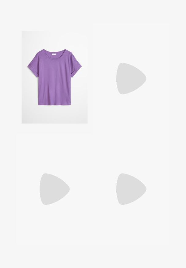 Μωβ κοντομάνικο casual T-shirt με ρεβέρ στα μανίκια, λαιμόκοψη πουκαμίσου και μικρή ετικέτα μάρκας στη ραφή της πλευράς.; Φαρδιές, ψηλές καμηλό παντελόνες με πιέτες μπροστά, θηλιές ζώνης, κουμπί και λεία υφή υφάσματος.; Σκούρο καφέ μοκασίνι από σουέτ με μυτερή μύτη αιωρείται πάνω από μπεζ χαλί με έναν μπεζ καναπέ στο φόντο.; Σκούρο μοβ δερμάτινη τσάντα τύπου tote με δύο λαβές και μικρό χρυσό λογότυπο μάρκας στο μπροστινό μέρος, σε απλό ανοιχτό φόντο.