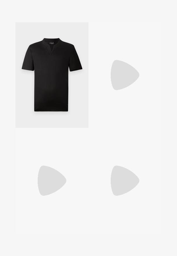 Sort kortærmet t-shirt lavet af glat stof med v-hals og lige kant. Ingen synlige mønstre eller accenter.; Sorte bukser med elastisk talje og snor. Har en glat tekstur og lige ben-design. Minimalistisk stil uden mønstre.; Sort sneaker med lavt snit med tonalt logomønster, snørelukning og flad sål mod en ensfarvet lys baggrund.; Rektangulær mørkeblå crossbody-taske med justerbar rem, lynlåslukning og diskret logomønster på frontpanelet.