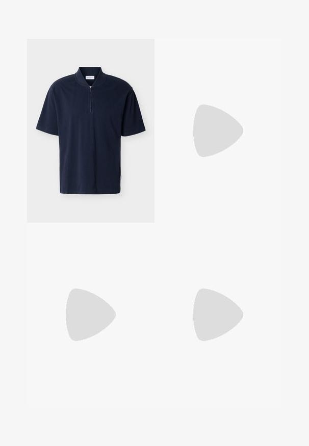 Marineblå kortærmet skjorte med opretstående krave og en centreret halvlynlås på en enkel baggrund.; Mørkeblå denimjeans med lige ben, fem lommer og gyldne syninger. Har knaplukning og kobbernitter. Glat tekstur.; Brune læder loafers med en glat tekstur, med dekorative kvaster og en forhøjet sømdetalje, sat mod en minimalistisk baggrund.; Mørkebrunt læderbælte med sølv rektangulært spænde, rullet og placeret mod en lys neutral baggrund.