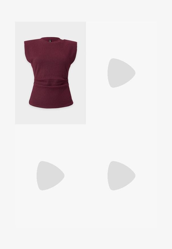 Ærmeløs bordeaux tekstureret striktop med polstrede skuldre og en rynket taljedetalje på en ensfarvet lys baggrund.; Mørkeblå denim brede ben jeans med høj talje, der har fem lommer, bæltestropper og detaljer med kobber stikninger. Glat tekstur.; Bordeaux patentlæder balletflad med rund tå, lille sløjfeaccent foran og en lav, sort gummisål. Glat tekstur.; Bordeaux håndtaske lavet af glansfuldt materiale, rektangulær form, med to skulderremme og subtile buede detaljer på forsiden.