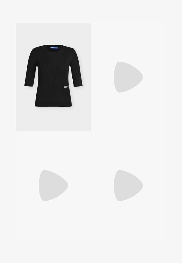 Zwarte geribbelde korte mouwen trui met ronde hals en klein wit "KARL LAGERFELD JEANS" logo aan de onderkant vooraan.; Grijze geribbelde kokerrok met een gladde zwarte zoom. Heeft een getailleerd ontwerp en een standaard tailleband. De textuur is geweven en verfijnd.; Zwarte leren slingback schoen met een puntige neus, voorzien van een glanzend detail op de neuskap en een hak van gemiddelde hoogte. Open zijkant ontwerp.; Zilveren clutch tas van getextureerd materiaal, met een gebogen ontwerp, een dunne witte riem en een metalen logo-accent aan de voorkant.