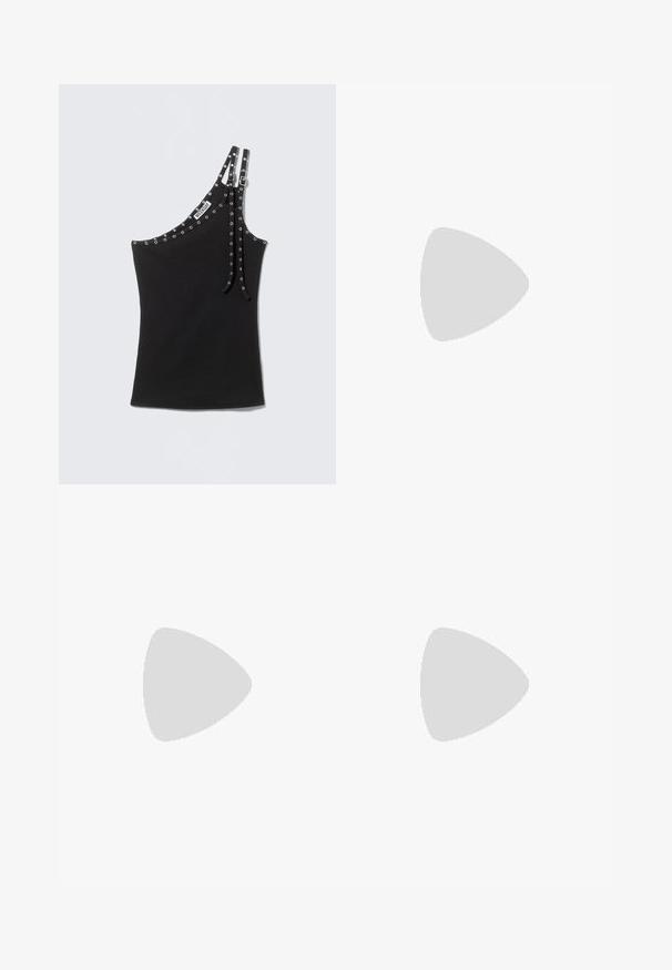 Schwarzes asymmetrisches Tanktop mit doppelten Schulterriemen, silbernen Ösendetails und einem kleinen "Weekday"-Etikett nahe dem Ausschnitt.; Schwarze Stoffhosen mit vertikalen blauen Streifen, weitem Bein-Design und elastischem Bund. Glatte Textur, keine sichtbaren Verschlüsse.; Schwarze Lackleder Slingback-Pumps mit spitzem Zeh, ausgeschnittenen Seiten, verstellbarem Knöchelriemen und einem dünnen, eleganten Absatz.; Schwarze gewebte Handtasche mit einem geflochtenen Griff, rechteckiger Form und glänzend strukturierter Oberfläche.