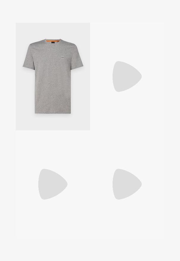 Grauer Baumwoll-T-Shirt mit Rundhalsausschnitt, kurzen Ärmeln und einem kleinen rechteckigen Logopatch im oberen linken Bereich. Geprägter Stoff.; Schwarze Denim-Jeans im slim fit Schnitt, mit geradem Bein, im Fünf-Taschen-Stil und Metallknopfverschluss, mit minimalen Steppdetails.; Schwarzer Leder-Sneaker mit Schnürdesign, ausgestattet mit einer gepolsterten Sohle und reflektierenden Akzenten. Der Schuh schwebt über einer glatten Oberfläche.; Schwarze Nylon-Tasche in Taillenhöhe mit glatter Textur, geschwungener Form und einem vorderen Reißverschlussfach. Mit einem goldenen Logo-Logo.