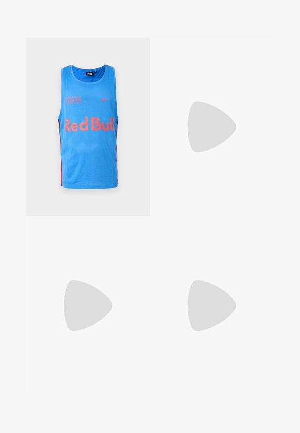 Lyseblå mesh tanktop med røde sidedele. Har "Red Bull" logo og "Oracle Red Bull Racing" tekst trykt på forsiden.; Navy blå mesh shorts med røde sidestykker. Har en elastisk talje og snorelukning. Inkluderer logo broderi på venstre lår.; Sort Nike Air Force 1 sneaker med en glat læderoverdel, perforeret tå for åndbarhed, sorte snørebånd og en textured gummisål.; Sort stoftaske med flad form, prydet med fed hvid tekst. Lynlåsen er placeret øverst, med en løkke detalje på den ene side.