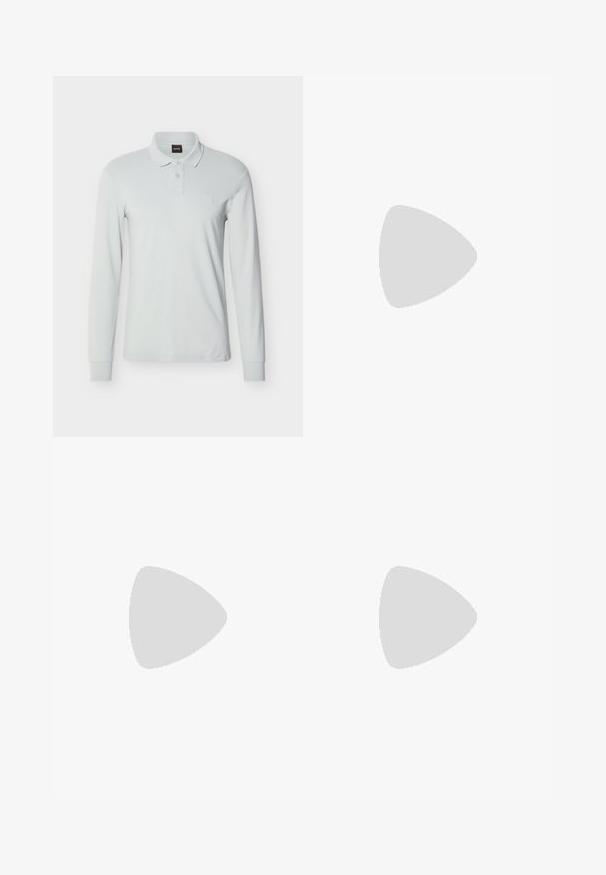 Langærmet polo i lysegrå, lavet af bomuldsblanding. Har en klassisk krave, en tre-knaps lukning og et diskret logopatch på brystet.; Sorte bukser med elastisk talje og n tapered form, lavet af glat bomuldsstof. Har et enkelt design og lige benåbninger.; Sorte lædersneakers med en glat overflade, rund tå, flad gummisål og tonede snørebånd. Udstyret med guld "BOSS" branding på siden.; Sort laptop taske lavet af tekstureret kunstlæder. Har dobbelt håndtag, en aftagelig skulderrem og en frontlomme med lynlås og logo.