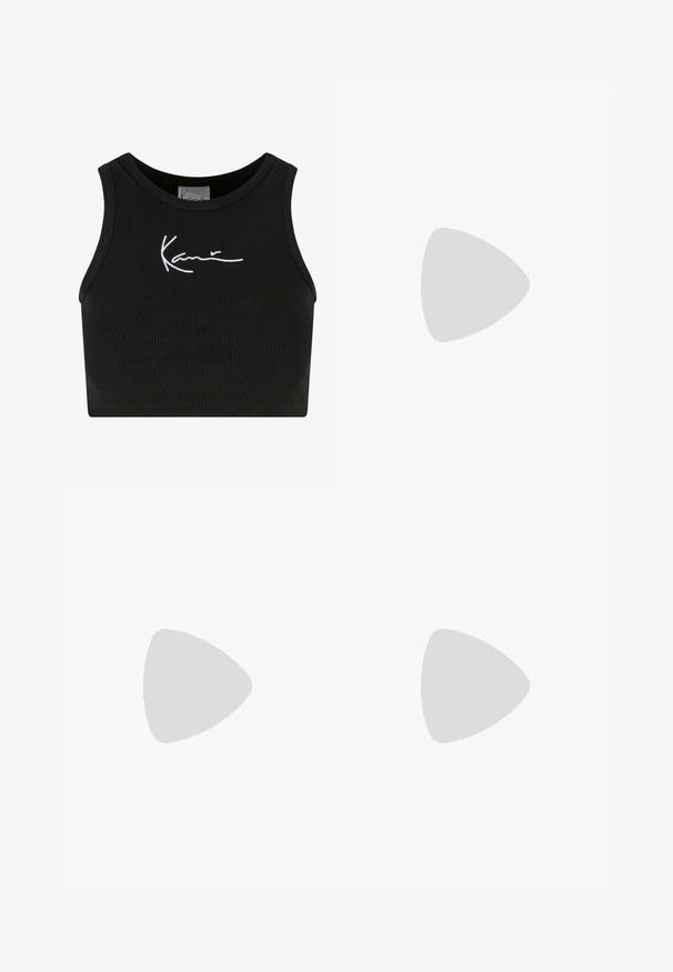 Sort ribbet crop top med en rund halsudskæring og hvidt skriftlogo. Har ærmeløs design og en tætsiddende silhuet.; Sort ribbet blyantskjørt med en tætsiddende pasform. Har en høj talje og tekstiler, der giver en glat silhuet.; Sorte laklæder stiletter med spids tå og KARL LAGERFELD mærket rem, båret på fødder, der står på trægulv.; Sorte katteøje solbriller med mørkegrå linser, slankt plastisk stel, spidse hjørner og lige stænger. Ingen synlig hardware eller dekorationer.