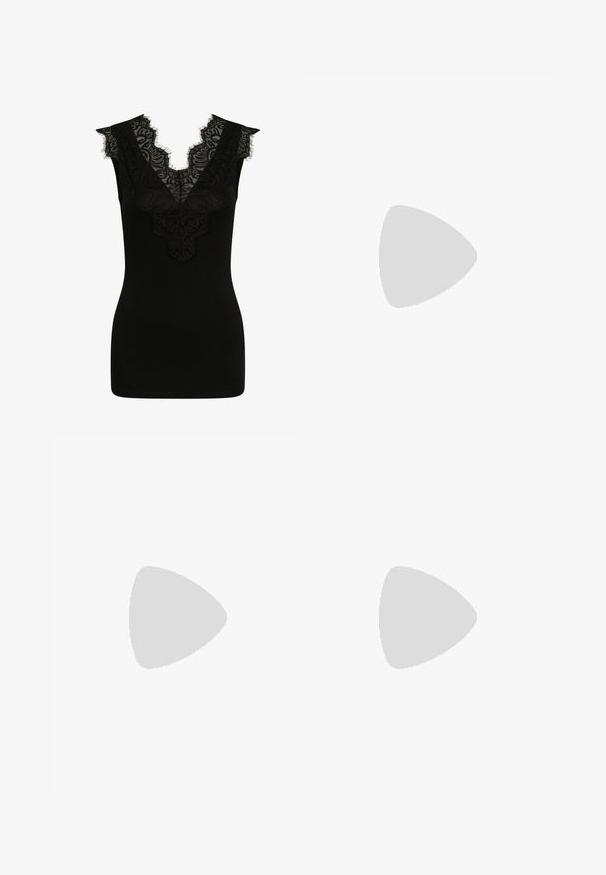 Schwarzes ärmelloses Top mit tiefem V-Ausschnitt mit transparenter floraler Spitzenverzierung und zarten fransigen Kanten.; Schwarze Denim-Shorts mit hoher Taille, Fünf-Taschen-Design und Metallknopfverschluss. Der Stoff hat eine glatte Textur mit dezentem Verblassen.; Schwarze Sandale mit niedrigem Absatz und dünnen Riemen über den Zehen und dem Mittelfuß, mit schlankem kitten-Absatz und offenem Fersenbereich.; Schwarze Handtasche aus strukturiertem Leder mit breitem Boden und dicken, abgerundeten Griffen, ausgestattet mit einer zentralen vertikalen Naht und feinen Steppnähten.