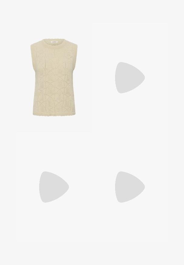 Ærmeløs beige strikket vest med bølgede kanter og indviklet geometrisk og blomsteråbent mønster, rund halsudskæring og "soaked" mærke inde i kraven.; Lysblå denimnederdel med tætsiddende design, frontknaplukning, fem lommer og kontrastsyer langs sømmene.; Beige slidesandal med to justerbare remme med spænder og en rillede sål, designet til afslappet brug og komfort.; Sort læder tote taske med glat tekstur, rektangulær form og to lange hanke. Ingen synlig hardware eller udsmykninger.