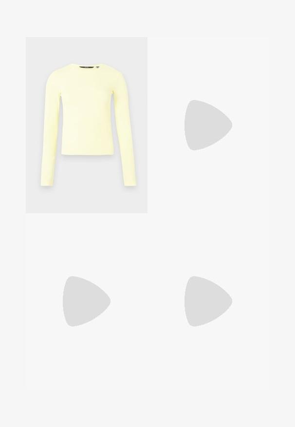 Top met lange mouwen, lichtgele geribde gebreide stof en ronde hals, plat weergegeven op een neutrale grijze achtergrond.; Zwarte high-waist wijde broek met een sluiting aan de voorkant met knoop en rits, met subtiele plooien onder de tailleband.; Zwarte lakleren slingback schoenen met een spitse neus en een lage blokhak. Verstelbare gespband bij de enkel.; Zwarte leren handtas met een afgeronde vorm, versierd met zilveren studs, en een korte handgreep. Gladde textuur en ritsluiting.