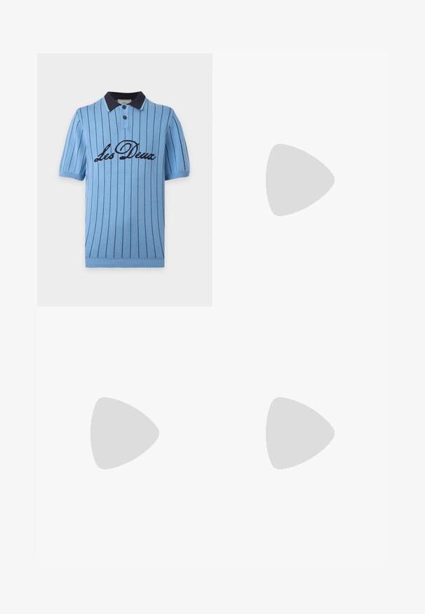 Lyseblå kortærmet strikket polo med tynde vertikale sorte striber, marineblå krave, to knapper og teksten "Les Deux" tværs over brystet.; Lyseblå denim jeans med et lige ben-design, der har en klassisk fem-lommer stil og et subtilt falmet mønster.; Sorte lædersneakers med en glat overflade, rund tå og snørebåndslukning. Har en tyk gummisål og minimal branddetalje.; Sort læderbælte med sølv rektangulært spænde, rullet sammen med synlige syninger langs kanterne på en ensfarvet hvid baggrund.
