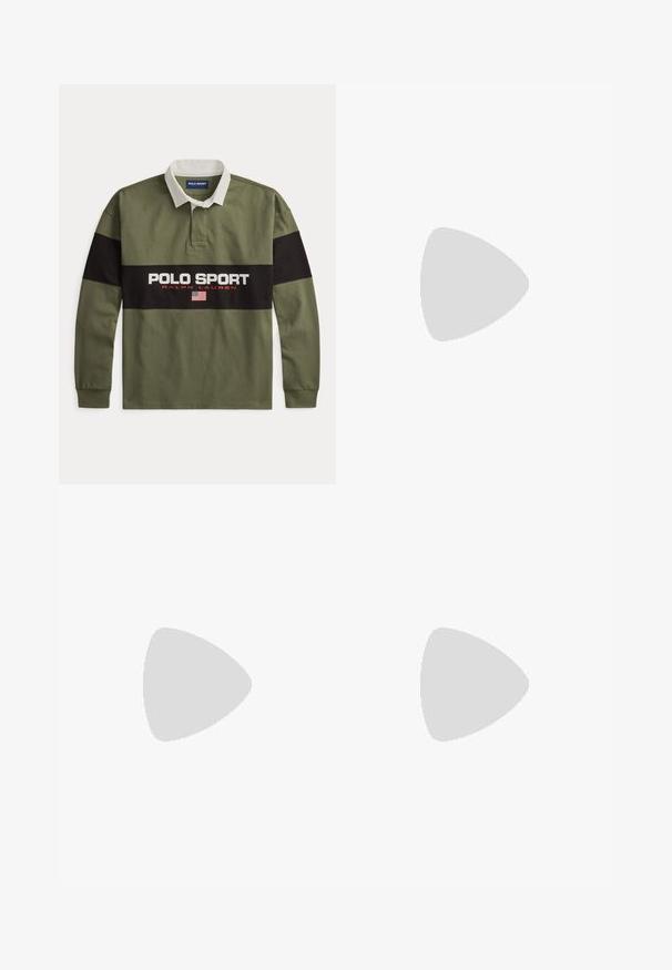 Maillot de rugby à manches longues vert olive avec bande horizontale noire, col blanc et logo "POLO SPORT Ralph Lauren" avec drapeau américain sur le devant.; Pantalon jogger cargo vert foncé avec taille à cordon, poches latérales à rabat, poignets côtelés aux chevilles et détails de couture aux genoux sur fond uni.; Baskets en daim marron avec lacets blancs portées avec des chaussettes côtelées beiges et un pantalon marron clair.; Sac cabas rectangulaire noir avec des poignées courtes, une longue bandoulière sur le côté, et un petit logo brodé d’un joueur de polo au centre avant.