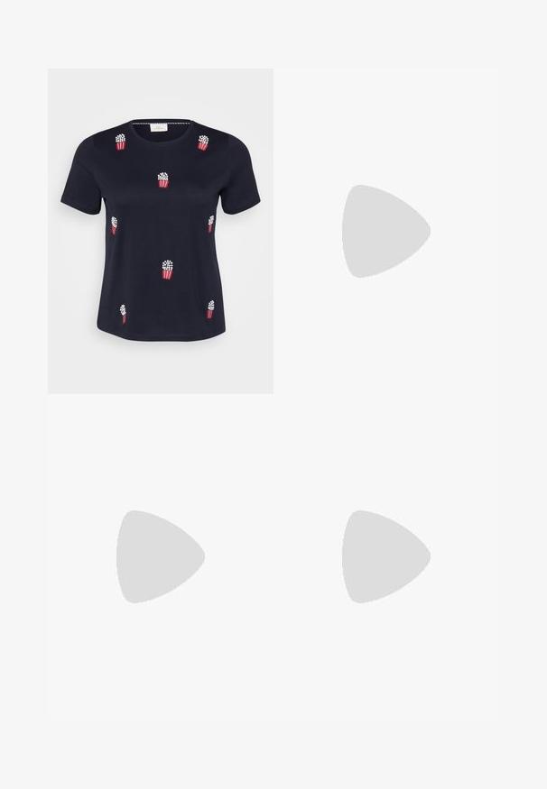 Marineblå bomulds-T-shirt med korte ærmer; har røde og hvide broderede popcornposer spredt over forsiden. Blød tekstur. Rund hals.; Blå denim skinny jeans med høj talje, fem lommer og lynlåslukning. Stoffet har en let falmet tekstur med kontrasterende syninger.; Sølv blokhælede sandaler med to korsede stropper. Glat metallisk finish og enkelt design. Åben tå med en lav, firkantet hæl.; Sølvfarvede metaloorringe med glat, let buet overflade og låsemekanisme på en ensfarvet hvid baggrund.