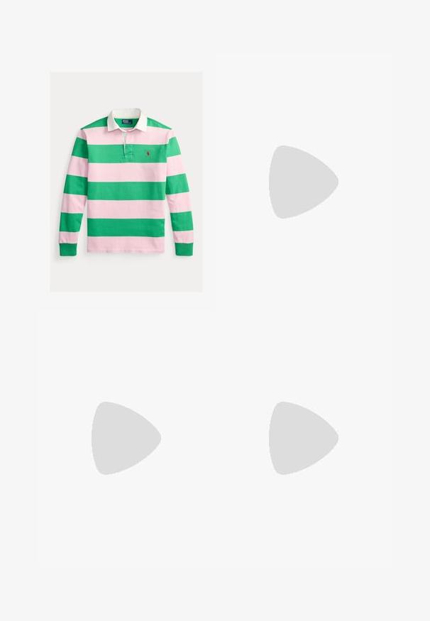 Polo de manga larga a rayas verdes y rosas con cuello blanco, con un pequeño logo bordado en el pecho izquierdo. Material de algodón.; Vaqueros negros de corte recto con cinco bolsillos, cierre de botón y remaches metálicos visibles en los bolsillos delanteros.; Zapatilla blanca de ante bajo con cordones delanteros y suela de goma, diseño minimalista.; Cinturón elástico azul oscuro con textura tejida, acentos de cuero marrón y una hebilla metálica rectangular con un logo de jugador de polo plateado.
