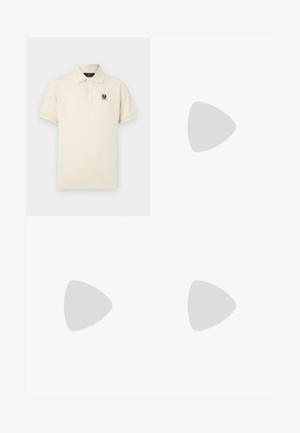 Hellbeiges Poloshirt aus Baumwolle, mit einer dreiknöpfigen Knopfleiste und einem kleinen Logopatch auf der linken Brust. Kurzärmlig.; Beige Baumwollhosen mit geradem Bein, ausgestattet mit einem Knopfverschluss, Gürtelschlaufen und einer glatten Textur. Keine sichtbaren Muster.; Beiger Veloursleder-Slipper mit weißer Gummisohle und kleinem mehrfarbigem Stoffetikett an der Fersenseite.; Schwarze, strukturierte Leder-Crossbody-Tasche mit vorderer Reißverschlusstasche und verstellbarem breitem Stoff-Schulterriemen auf weißem Hintergrund.