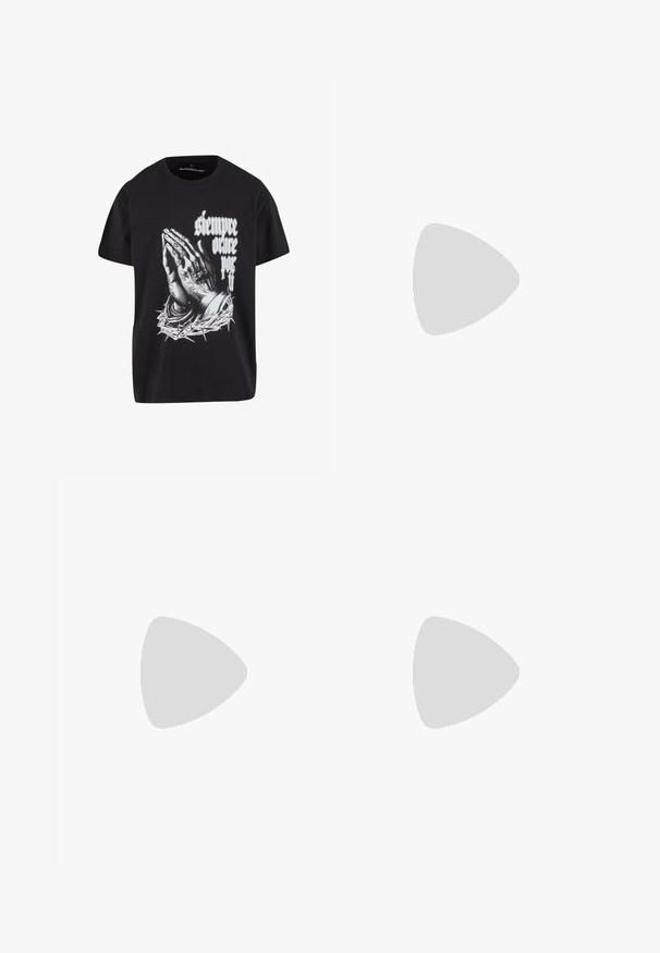 Schwarzes T-Shirt mit kurzen Ärmeln und weißer Grafik von betenden Händen, die in Dornen gewickelt sind, sowie dem Text "siempre orare por ti" in gotischer Schrift.; Schwarze Cargohose mit mehreren großen Überschlagtaschen, Gürtelschlaufen und geradem Beinanschnitt, seitlich dargestellt.; Schwarze Sportschuhe mit einer dicken Sohle, Mesh-Einsätzen und Gummidetails. Verfügen über eine Zuglasche an der Ferse und strukturierte Muster.; Grüner Tarn-Sling-Rucksack mit mehreren Reißverschlusstaschen, einem verstellbaren Gurt und einem Netzrückenpaneel zur Belüftung.