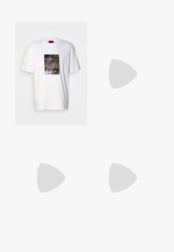 Weißes Baumwoll-T-Shirt mit einem rechteckigen Grafikdruck und dem Schriftzug "HUGO" auf einer strukturierten, dunklen Oberfläche, umgeben von Grünpflanzen.; Gerade geschnittene blaue Jeans aus Denim mit hoher Taille, Frontknopfverschluss und Fünf-Taschen-Design auf einem schlichten hellen Hintergrund.; Schwarzer Leder-Schnürschuh mit dicker, profillierter Sohle und rotem Fersenzuglasche, seitlich auf einem hellgrauen Hintergrund dargestellt.; Schwarze Duffel-Tasche aus strukturiertem Stoff, mit zwei Griffen, abnehmbarem Schultergurt und einer vorderen Reißverschlusstasche. BOSS-Branding sichtbar.