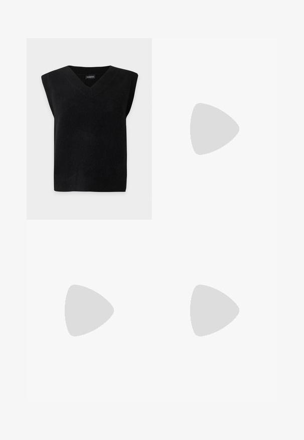 Zwarte mouwloze gebreide sweatervest met V-hals en geribde zoom, getoond op een effen lichte achtergrond.; Lichtgrijze geribbelde wijde broek met een hoge tailleband en een split aan de voorkant. Gemaakt van een zachte stof met een gladde textuur.; Zwarte leren enkellaars met een spitse neus, slank ontwerp en een taps toelopende, gebogen hak. Gladde textuur met minimale accentdetails.; Kleine zwarte glanzende handtas met twee lange hengsels en zijkant trekkoord details op een effen lichte achtergrond.