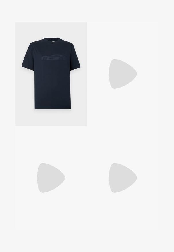 T-shirt bleu marine à manches courtes en coton, avec une silhouette de voiture embossée sur le devant. Col rond.; Pantalons bourgogne foncé à coupe slim, avec une fermeture à bouton, des passants de ceinture et des plis à l'avant. Tissu lisse avec un design élégant.; Mocassin en cuir noir poli flottant au-dessus d'un tapis beige avec un mobilier translucide orange en arrière-plan.; Ceinture en cuir marron avec une boucle rectangulaire en argent, présentant une texture lisse et un design minimaliste. La marque Calvin Klein est visible.