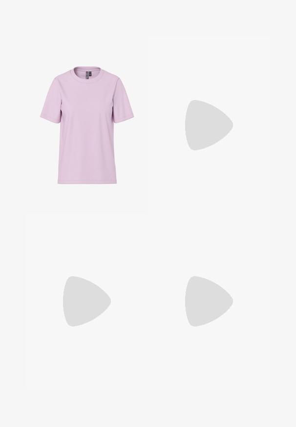 T-shirt à manches courtes violette claire avec col rond et étiquette de marque "PIECES" à l'intérieur du col, présenté sur un fond blanc.; Jean droit bleu marine avec poches avant, passants pour ceinture, bouton en métal et détails de couture sur un fond blanc uni.; Chaussure slingback en cuir verni noir avec petit talon bloc et petit nœud sur l'avant arrondi, vue de profil sur fond blanc.; Femme portant un chemisier à motif noir et blanc tenant un sac à main rouge brillant sur un fond uni.