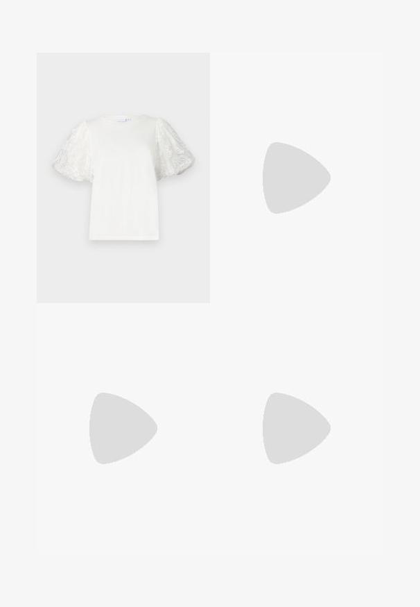 Hvid t-shirt med korte, puffede ærmer lavet af gennemsigtigt stof med blomstermønster. Rund halsudskæring, afslappet pasform, glat tekstur.; Olivengrøn, tætsiddende midi-nederdel lavet af satin, der udvider sig ved kanten, præsenteret mod en hvid baggrund.; Sort flad balletsko med dobbelt spænde, sølvøjer og en lille sløjfe nær den runde tå på en hvid baggrund.; Lille sort blank håndtaske med to lange håndtag og snøre-detaljer i siden på en ensfarvet lys baggrund.